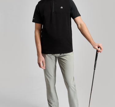 A man wearing a golf vest in black